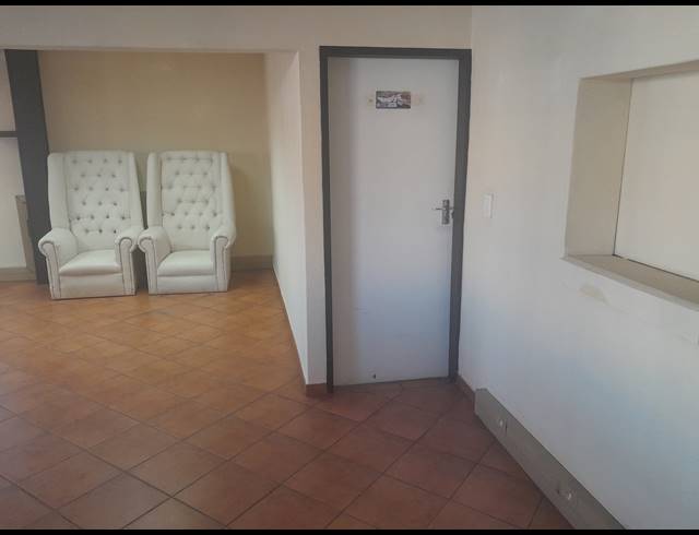 386M² SHOWROOM TO LET IN ALBERTON NORTH